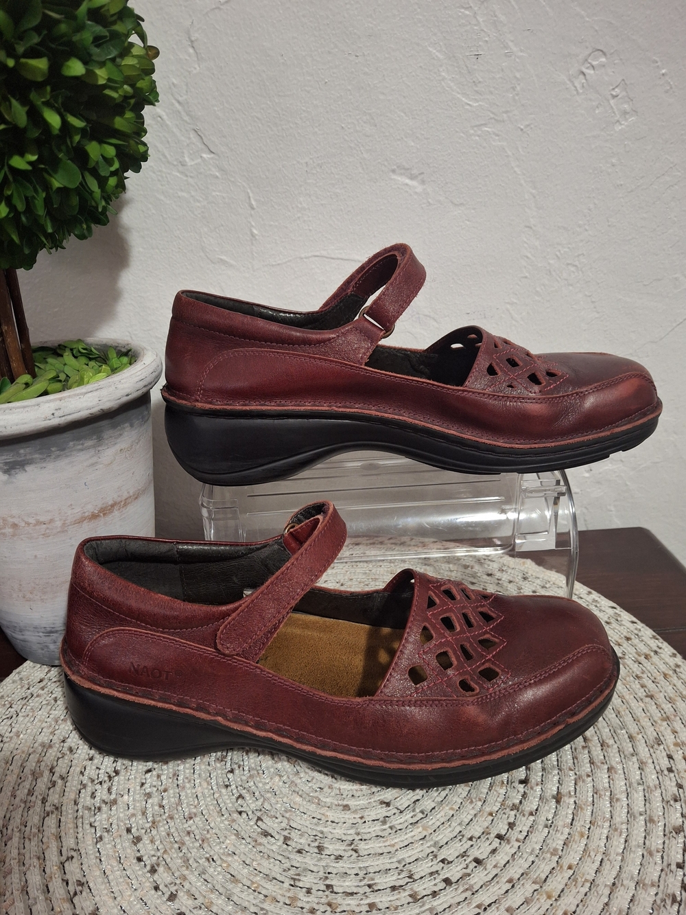 Naot Women's Mary Jane Loafer Size 40.